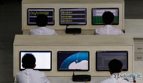 2012年4月11日,朝鲜卫星控制综合指挥所向国际媒体开放,图为科学家们在时刻监控着发射台上的火箭。朝鲜官方表示,卫星将于当地时间4月12日到4月16日之间发射。