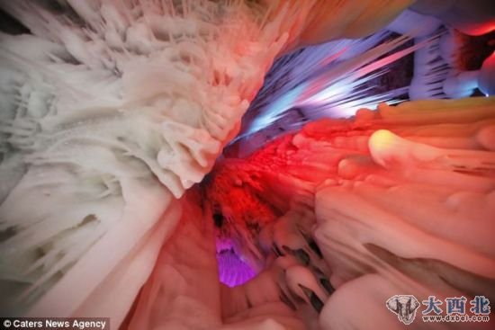 这个冰洞的长度超过100英里(约合160公里)，终年不化。在彩色灯光的映衬下，冰洞内呈现充满奇幻色彩的景象