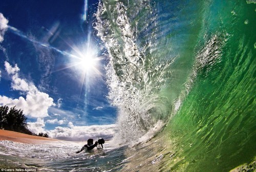 摄影师拍摄绝美海浪