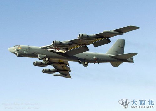 B-52轰炸机左翼装载了X-51(资料图) B-52轰炸机左翼装载了X-51(资料图)