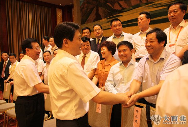 甘肃省委书记王三运，省长刘伟平等领导接见商会会长。 贾笑云