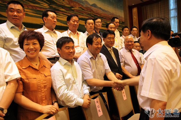 甘肃省委书记王三运，省长刘伟平等领导接见商会会长。 贾笑云