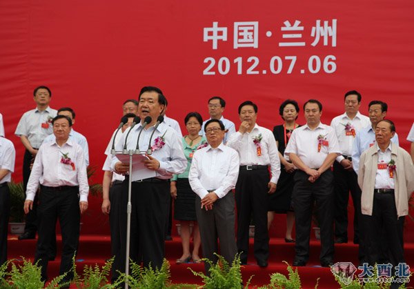 甘肃省委书记、省人大常委会主任王三运致词。 贾笑云 摄