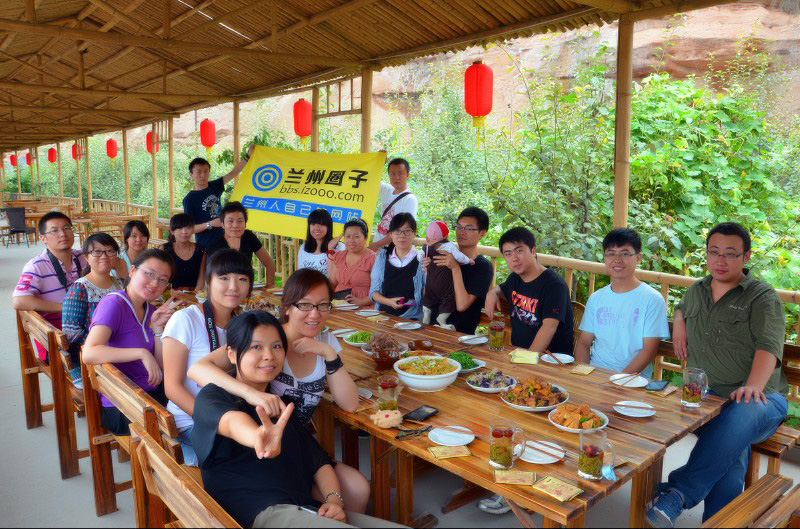 本网“兰州圈子”频道组织网友重拾儿时游戏