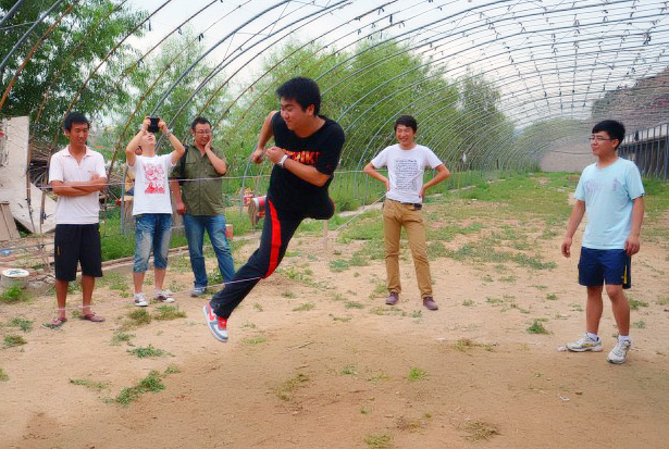 大西北网“兰州圈子”频道组织网友重拾儿时游戏