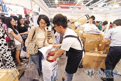 大批民众前往采购。图片来源:香港文汇报