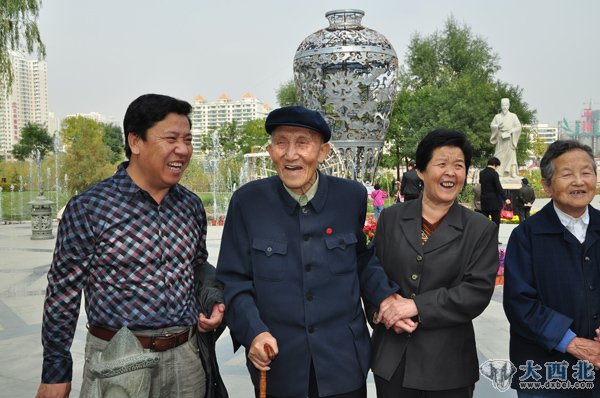 兰州虚拟养老院国庆节组织百名老人金城一日游