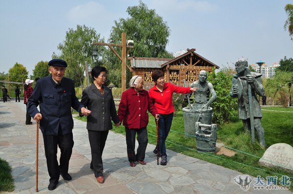 兰州虚拟养老院国庆节组织百名老人金城一日游