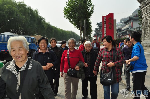 兰州虚拟养老院国庆节组织百名老人金城一日游