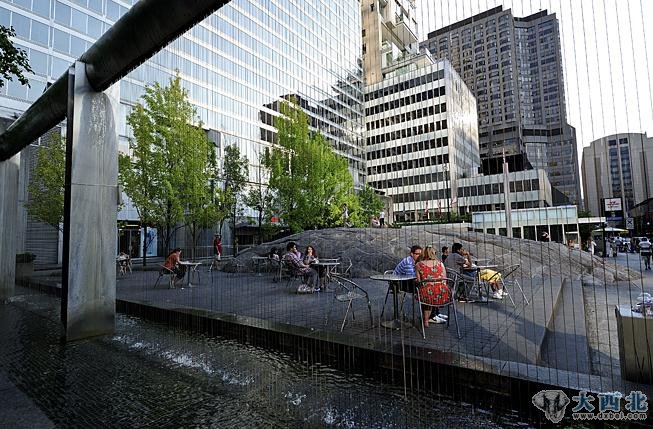 　　皇后西街能足足让你逛上一整天，是多伦多城中小店最密集的地方，是多伦多最具味道的街景儿。