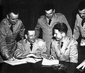 爱德华·鲁伯特(后中)在1952年的五角大楼UFO新闻研讨会上,鲁伯特37岁时神秘死于心脏病