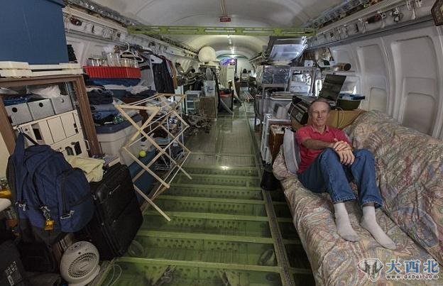 据悉，布鲁斯10年前花了约10万美元买下这架波音727-200客机，然后一点一滴地将其打造成他梦想中的家。他将机舱内的排排座椅拿掉，把这里布置成卧室、客厅和办公室。飞机原有的厨房仍保留着，卫生间做了升级改造，增加了淋浴装置。