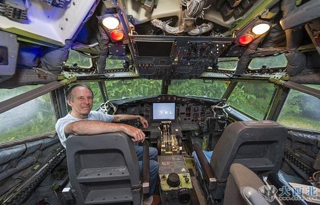 美国俄勒冈州62岁的工程师布鲁斯·坎贝尔将一架隐藏在树林中的废弃大型客机改造成梦想之家,并将其形容为“欲飞之鸟”。