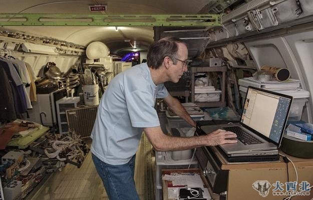 美国俄勒冈州62岁的工程师布鲁斯·坎贝尔将一架隐藏在树林中的废弃大型客机改造成梦想之家,并将其形容为“欲飞之鸟”。