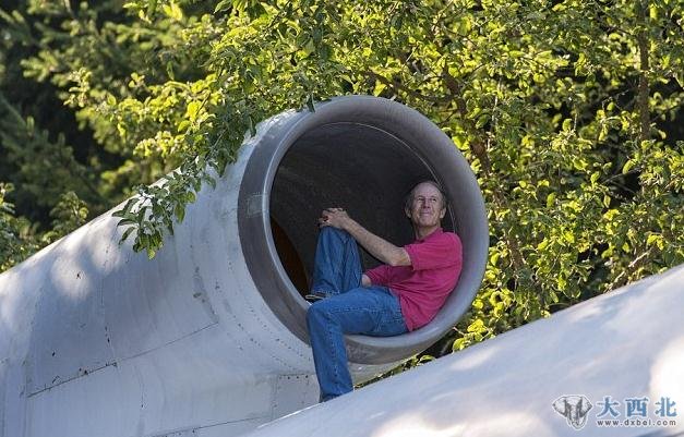 美国俄勒冈州62岁的工程师布鲁斯·坎贝尔将一架隐藏在树林中的废弃大型客机改造成梦想之家,并将其形容为“欲飞之鸟”。