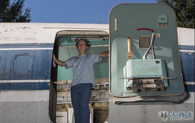 美国俄勒冈州62岁的工程师布鲁斯·坎贝尔将一架隐藏在树林中的废弃大型客机改造成梦想之家,并将其形容为“欲飞之鸟”。