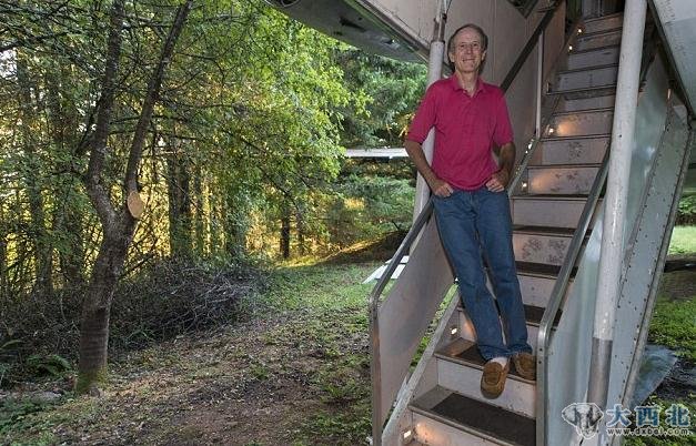 美国俄勒冈州62岁的工程师布鲁斯·坎贝尔将一架隐藏在树林中的废弃大型客机改造成梦想之家,并将其形容为“欲飞之鸟”。