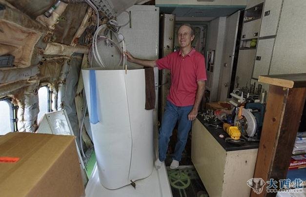 美国俄勒冈州62岁的工程师布鲁斯·坎贝尔将一架隐藏在树林中的废弃大型客机改造成梦想之家,并将其形容为“欲飞之鸟”。