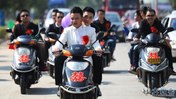 2012年10月2日，福建省最小的县城，宁德柘荣发生一件轰动全城的事情，一对男性同志在这个小县城里举行婚礼。当5辆电摩组成的迎亲队伍驶入十字街头时，全城沸腾。图为5辆电动摩托车组成迎亲队伍。