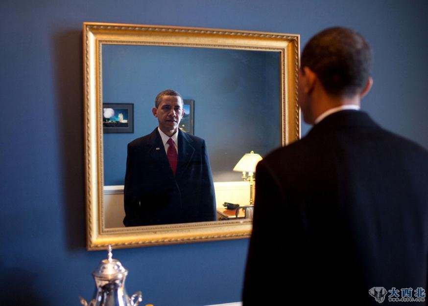 美国大选从来都不只是表面上的按部就班那么简单,它是一场全方位的对弈。作为现任总统的奥巴马志在连任,而在过去的四年任期内,他也没放过任何塑造自己良好公众形象的机会。通过自己委任的官方摄影师记录日常的工作生活,奥巴马为竞选第二个任期也打下了一个全面立体的形象基础。