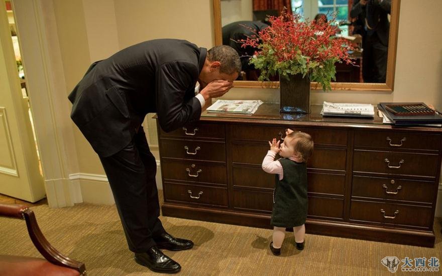 喜爱孩子：2009年10月30日，奥巴马在白宫里和总统就职委员会执行主任贝里佛的女儿麦薇玩起了“躲猫猫”。