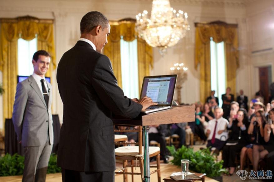 2011年7月6日，奥巴马在白宫举行的Twitter市政厅会议上在线回复网友的提问。