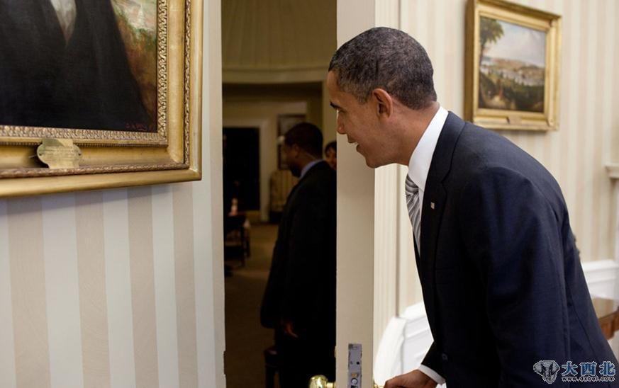 2010年10月11日，奥巴马打开白宫椭圆形办公室的门偷看参加美国公共教育问题纪录片《等待超人》的孩子们。15/22 |已有0条评论分享到: 