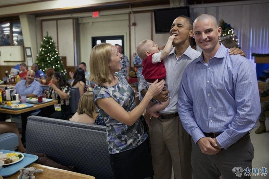 亲民:2011年12月25日,奥巴马一家来到夏威夷度假,拜访了当地的海军基地。在与基地里的海军军官瓦格纳一家合影时,8个月大的库珀抓住了总统的嘴。