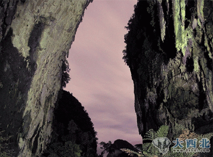 英摄影师探索世界各地壮观洞穴：地下河颜色绚烂