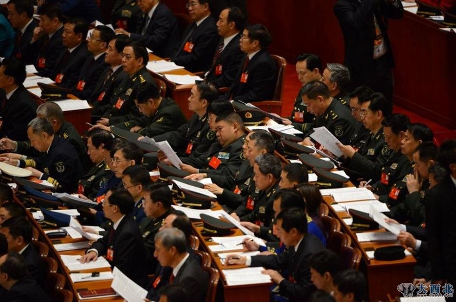 2012年11月8日，中国共产党第十八次全国代表大会在北京人民大会堂开幕。毛新宇一边阅读材料，一边听讲报告。