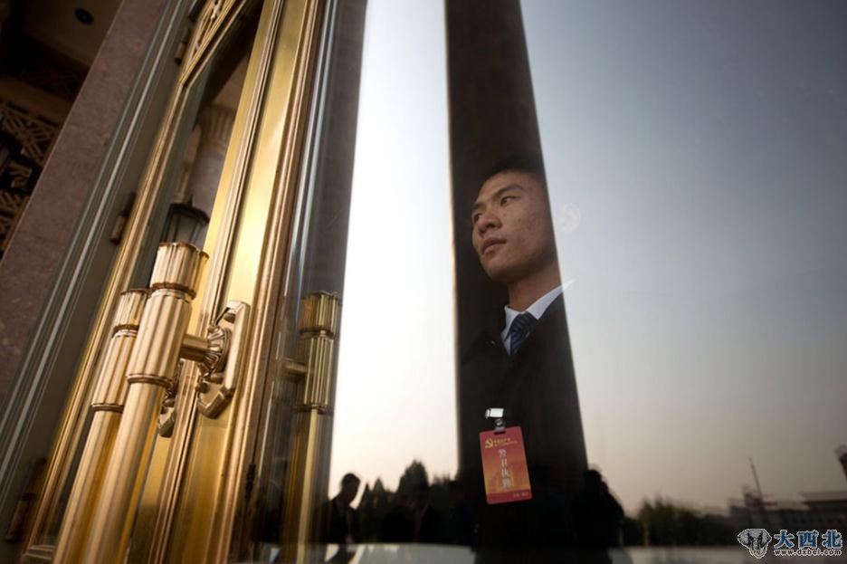 2012年11月8日，中国共产党第十八次全国代表大会在北京人民大会堂开幕。站在门内的安保人员。