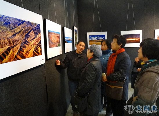   连日来，甘肃省博物馆的《甘肃现代摄影30年》优秀摄影作品展受到广大影友和市民的欢迎，展出三天，观展近万人。甘肃现代摄影学会是全国著名摄影协会，目前由会员1700名。30年来，会员用镜头记录了陇原改革开放的点点滴滴，其作品多次获得国内外摄影大奖，这次展出的200幅作品，是从学会的摄影家报送的2000幅作品中精选出来的精品力作。