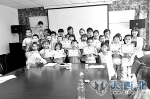 小学生社区里领到“毕业证”