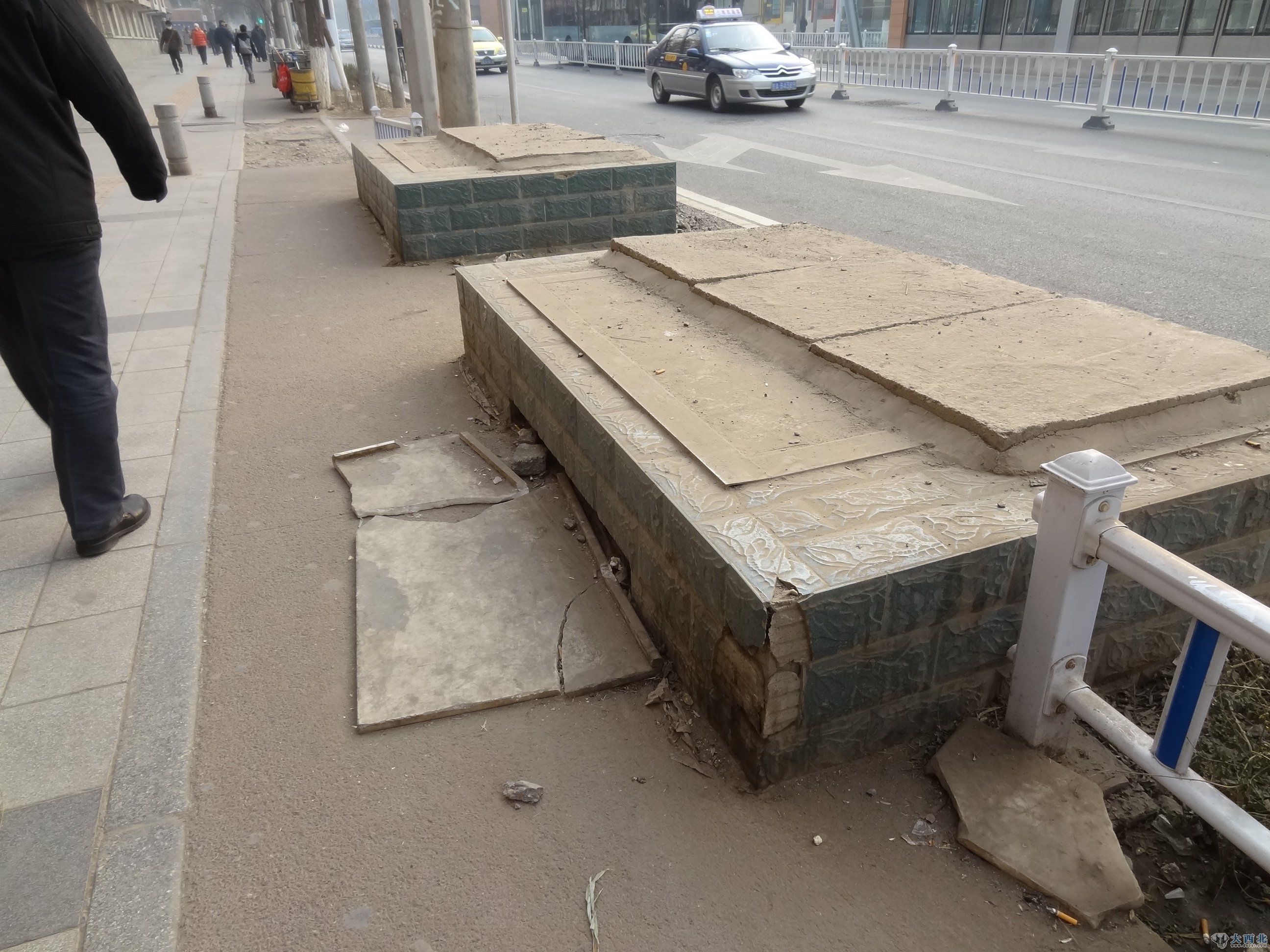 敦煌路:自行车道路难行