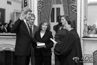 1日,华盛顿,美新任国务卿克里(左一)在大法官监督下宣誓就职。