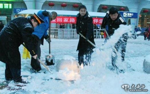 18日，甘肃大部地区出现降温降雪天气，由于积雪较厚，出于安全考虑，大批旅客由公路涌至铁路出行，兰州火车站中短途客流暴增。　