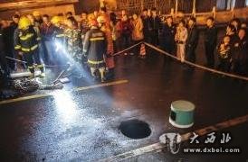 3月22日,长沙涂家冲附近,一名21岁的女孩掉进下水道不知所踪,出事的区域已经被警戒线围了起来。图/记者李坤
