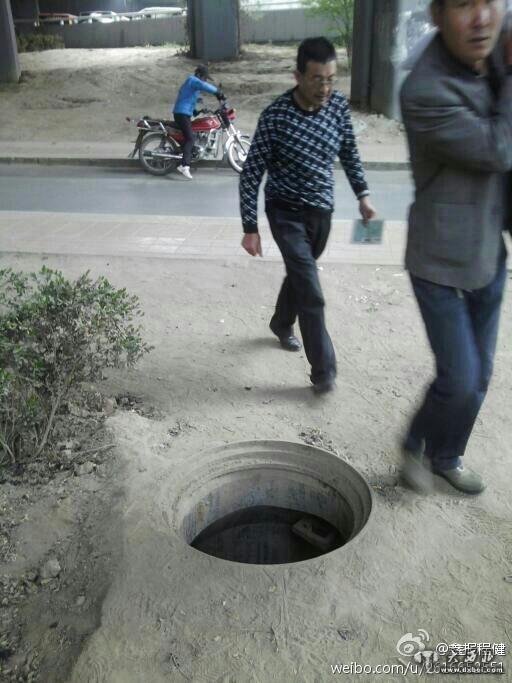 @鑫报程健  ： #张嘴的井口#小西湖立交桥下，至少6个井盖子不见了……