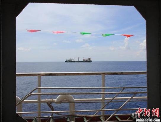 经过连续90多小时破浪前行,海南赴南沙捕捞船队于10日上午10时许穿过北纬12度线,进入南沙海区航行。南沙群岛扼控太平洋与印度洋的海上交通线,记者上午不时看到有大型集装箱船从船队不远处驶过。王晓斌摄