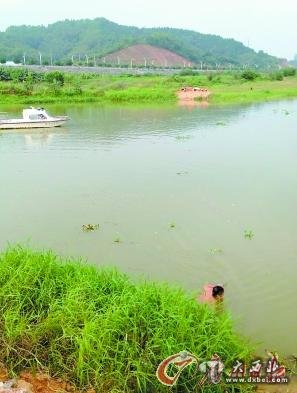 救援人员正在搜寻失踪者(图片来源:广州日报)