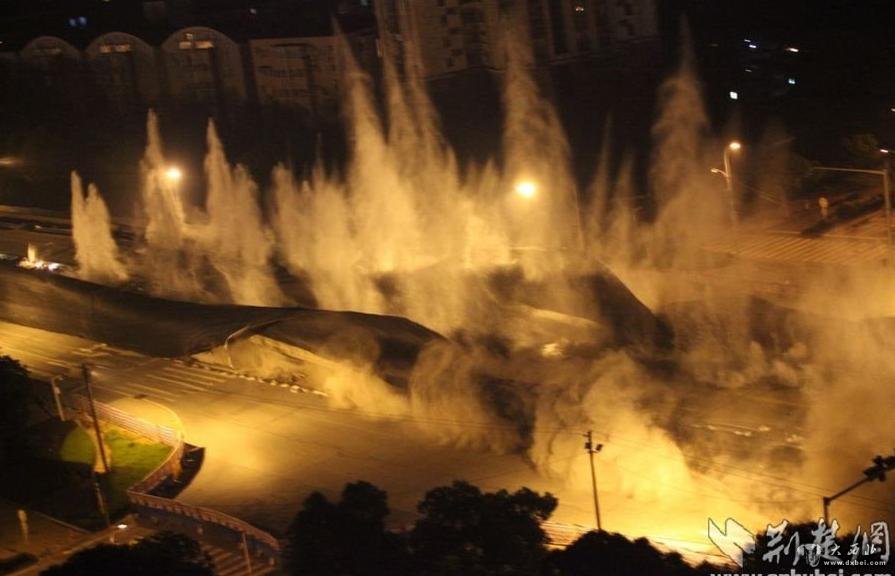 5月18日22时,武汉市汉阳区升官渡至东岳庙沌阳高架桥,成功实施爆破拆除。