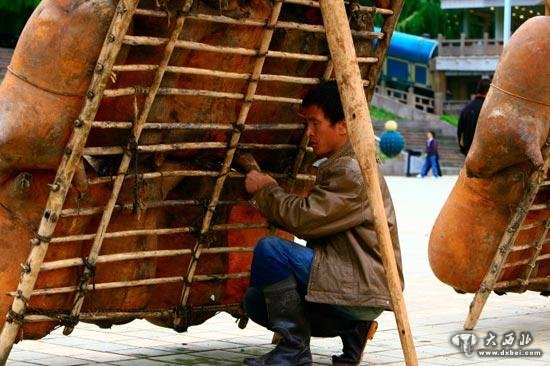 坐上羊皮筏子在黄河漂流。 坐上羊皮筏子在黄河漂流。