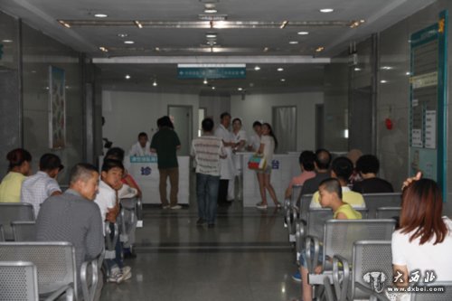 医院挂号排大队 预约挂号被闲置