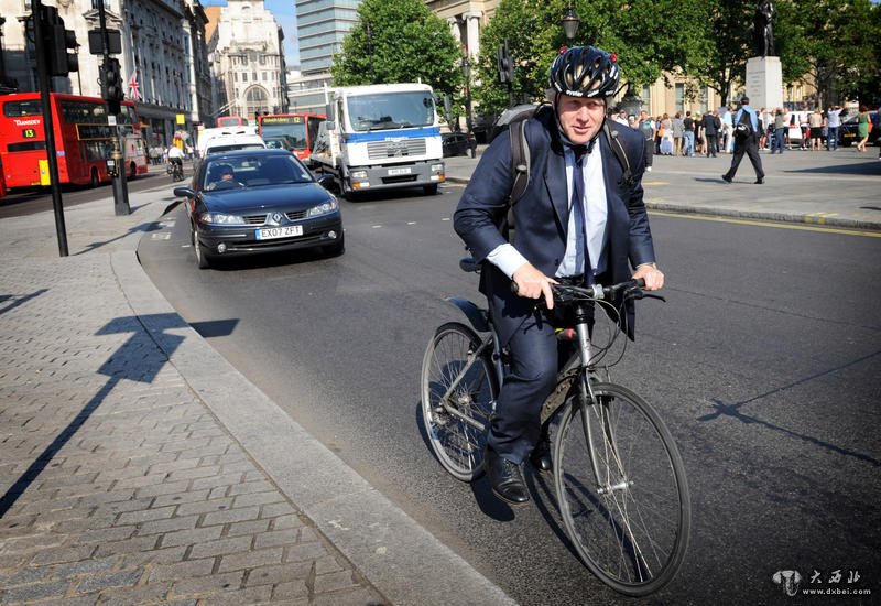 伦敦市长鲍里斯·约翰逊骑自行车上下班