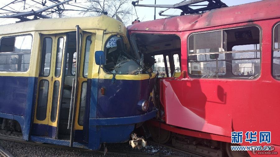 波黑首都萨拉热窝两有轨电车相撞 致40多人受伤