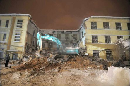 牡丹江一厂房被暴雪压塌 9人遇难
