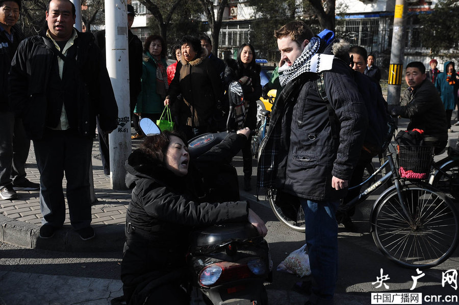 北京街头外国小伙扶摔倒中年女子遭讹诈