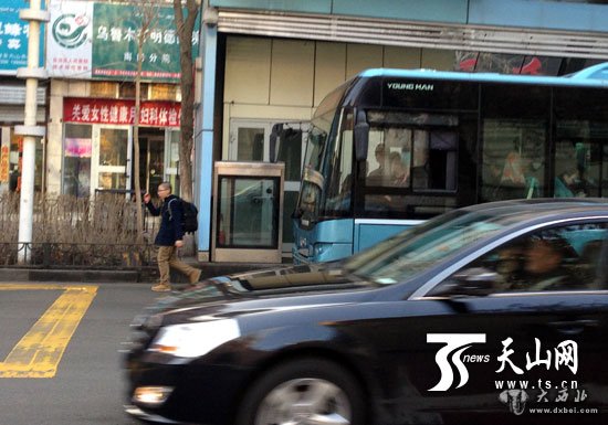 乌鲁木齐:BRT乘客出站“抄近道”安全引担忧 乌鲁木齐:BRT乘客出站“抄近道”安全引担忧