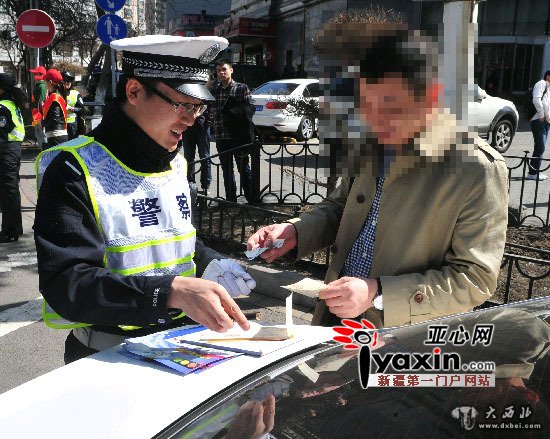 乌鲁木齐行人交通违法开罚首日57人领罚单  首张罚单位于新华南路-建设路路口