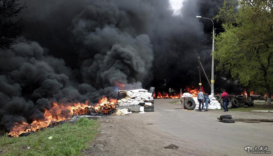 乌装甲部队进攻东部城市 打死5名亲俄武装人员